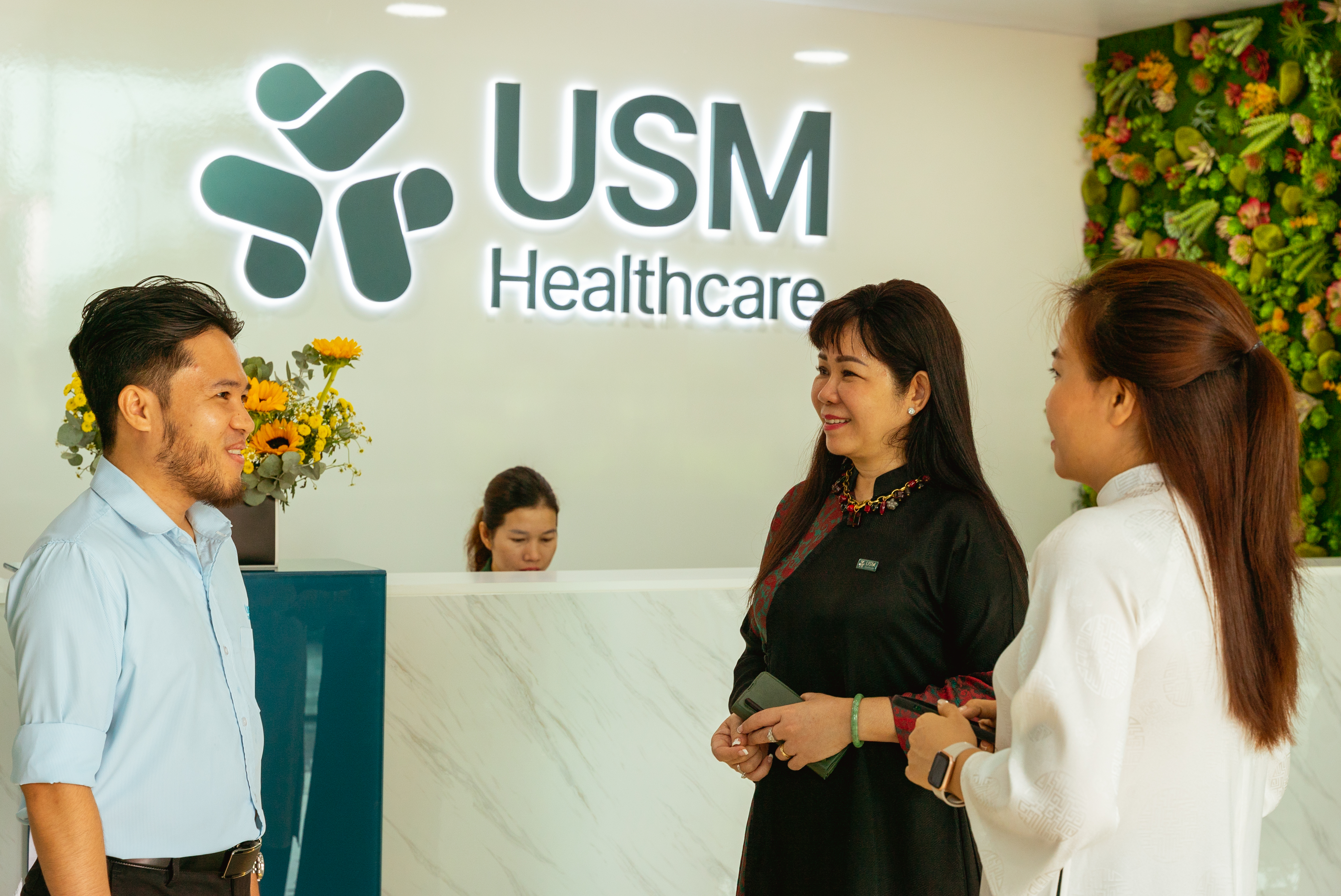 Founder of USM Ms Lam (in black) arrives at USM reception.

20-21 NOV 2023 – HO CHI MINH CITY: Sweef Capital, a women-led investment firm headquartered in Singapore, arranged a photography tour of two promising women-owned and led entrepreneurial businesses in Southeast Asia. Sweef is also supported by UNESCAP. Sweef targets well-run businesses that are set up to deliver social as well as financial value, particularly those run by women and with gender equitable practices. USM, a medical devices manufacturer, and TEKY, an ed-tech company that runs specialist STEAM  programs across Vietnam, are part of Sweef’s investment portfolio and are located in Ho Chi Minh City, Vietnam. The mission involved a factory tour of USM, and time spent with the children benefiting from TEKY’s education workshops.